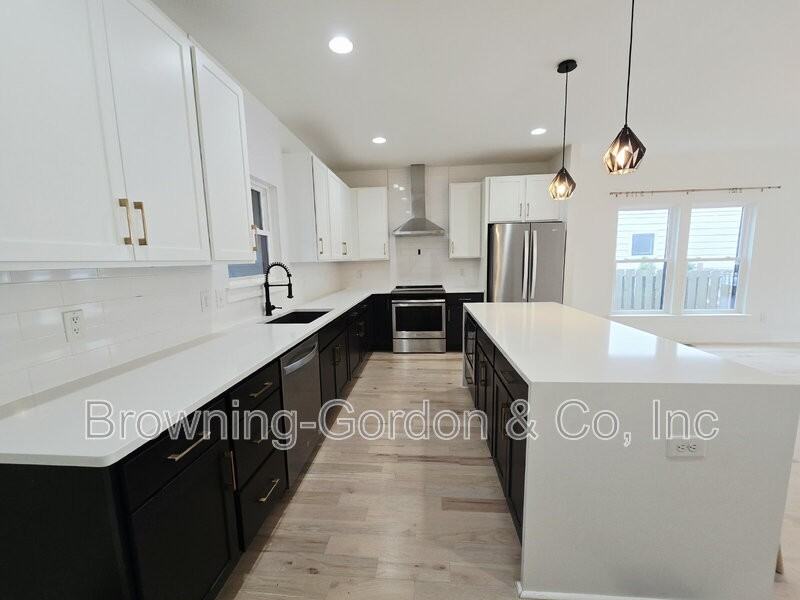 3209 Curtis St - Photo 6 of 17