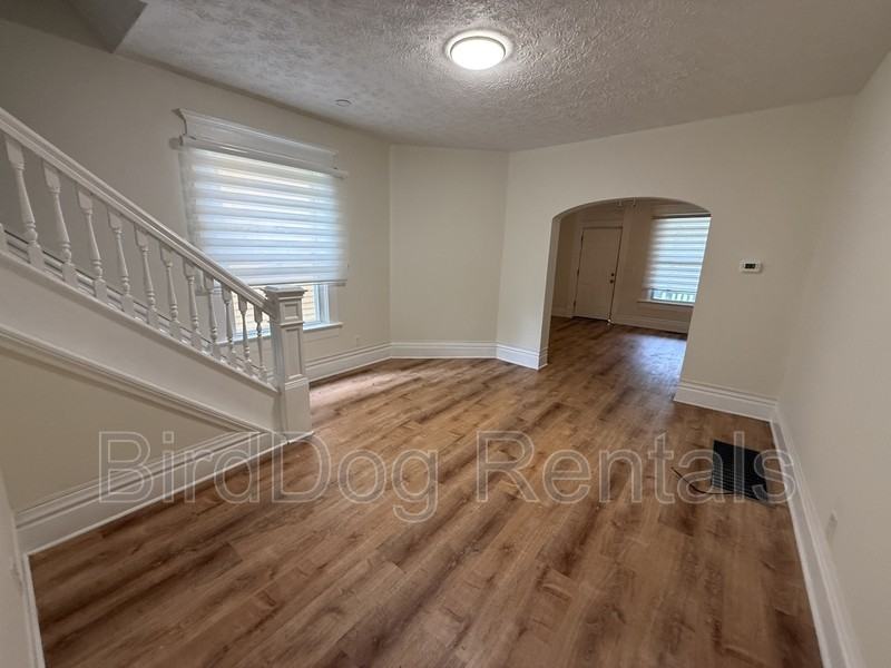 1524 Franklin Ave - Photo 5 of 15