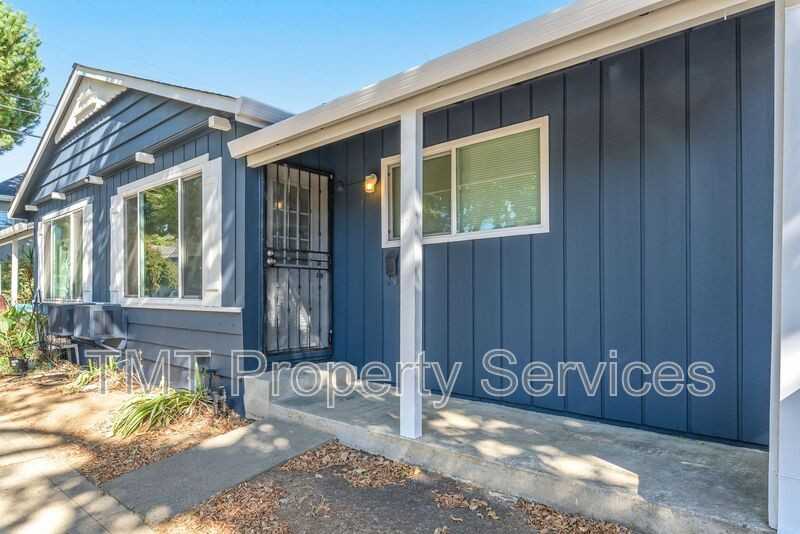 2431 33rd St - Photo 3 of 22