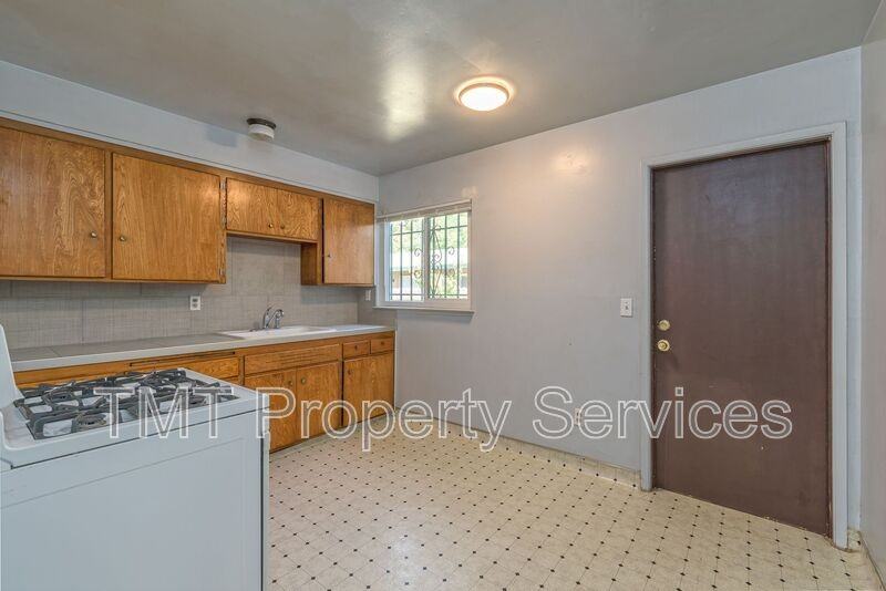 2431 33rd St - Photo 5 of 22