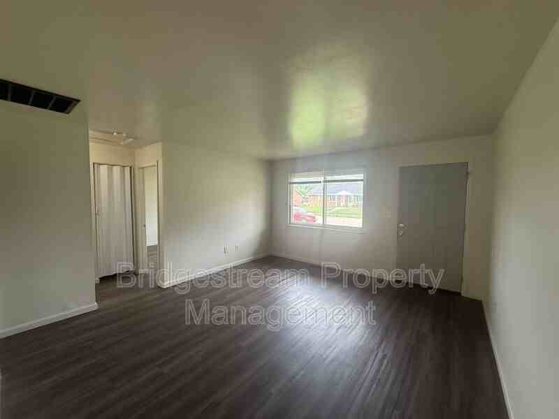 1214 Case Ave - Photo 2 of 8