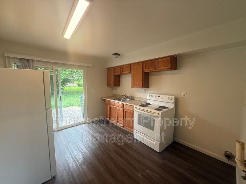 1214 Case Ave - Photo 4 of 8