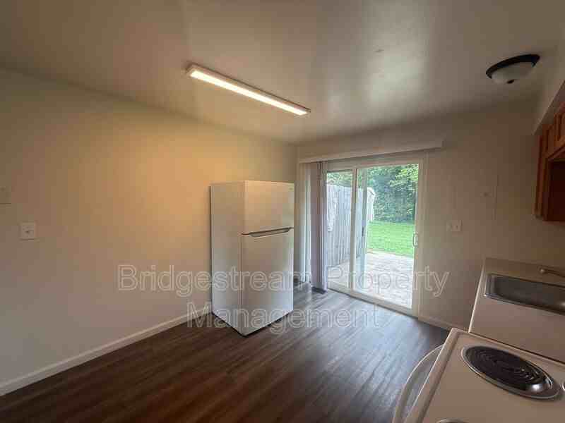 1214 Case Ave - Photo 5 of 8