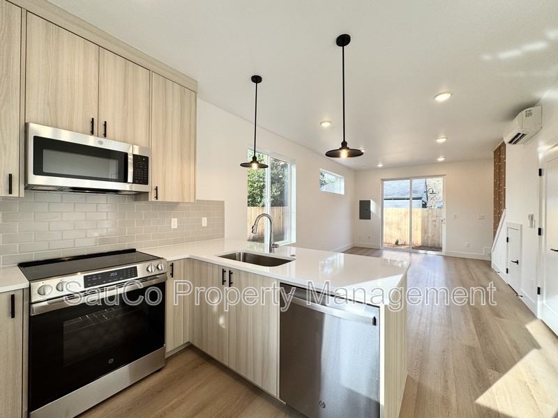 4381 Se Tolman St - Photo 4 of 15