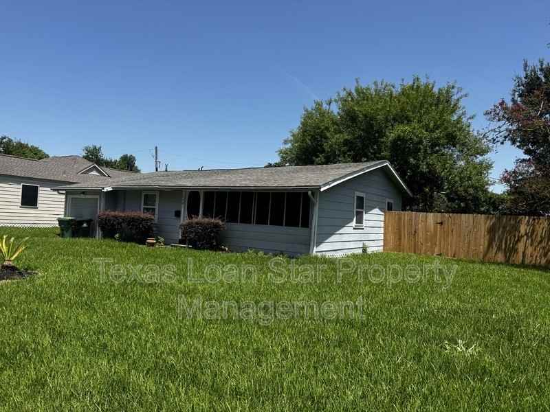 2281 Des Jardines St - Photo 2 of 4