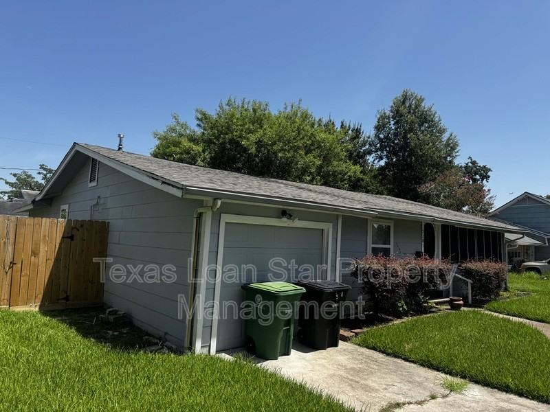 2281 Des Jardines St - Photo 3 of 4