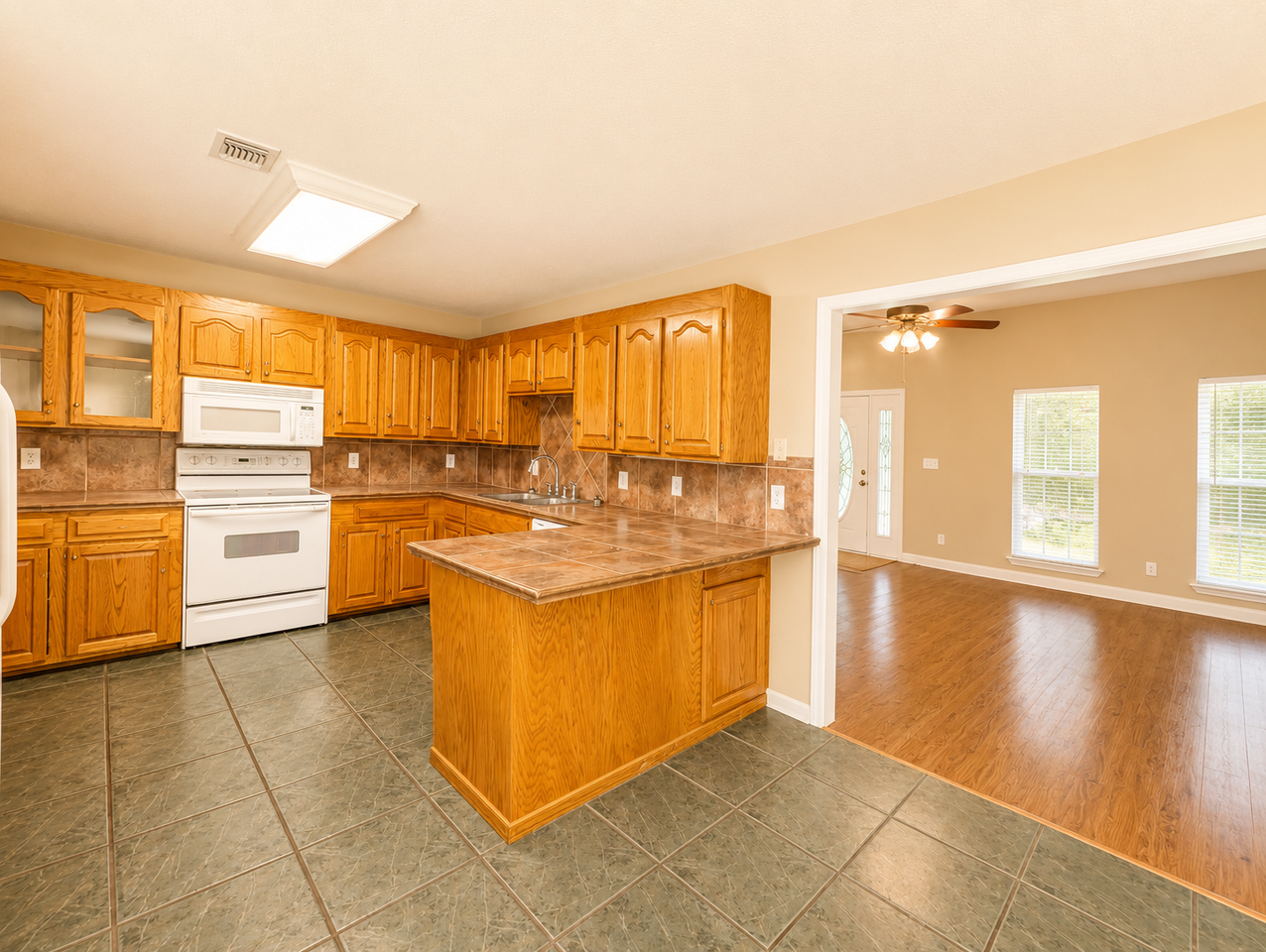 63 Griffith Rd - Photo 4 of 14