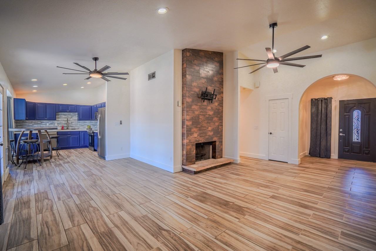 9054 N 84th Ln - Photo 4 of 36