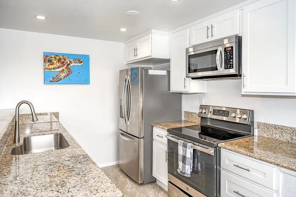 420 Redondo Ave #207 - Photo 5 of 12
