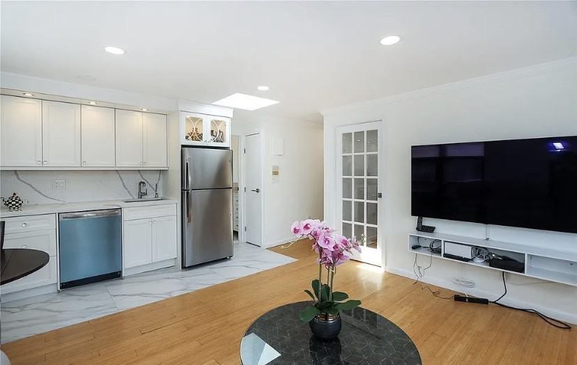 7 Bond St #400 - Photo 2 of 11