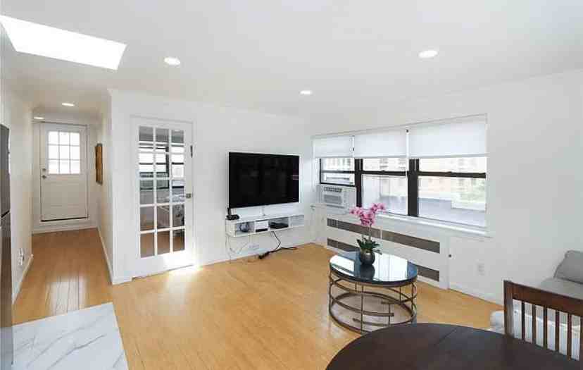 7 Bond St #400 - Photo 4 of 11