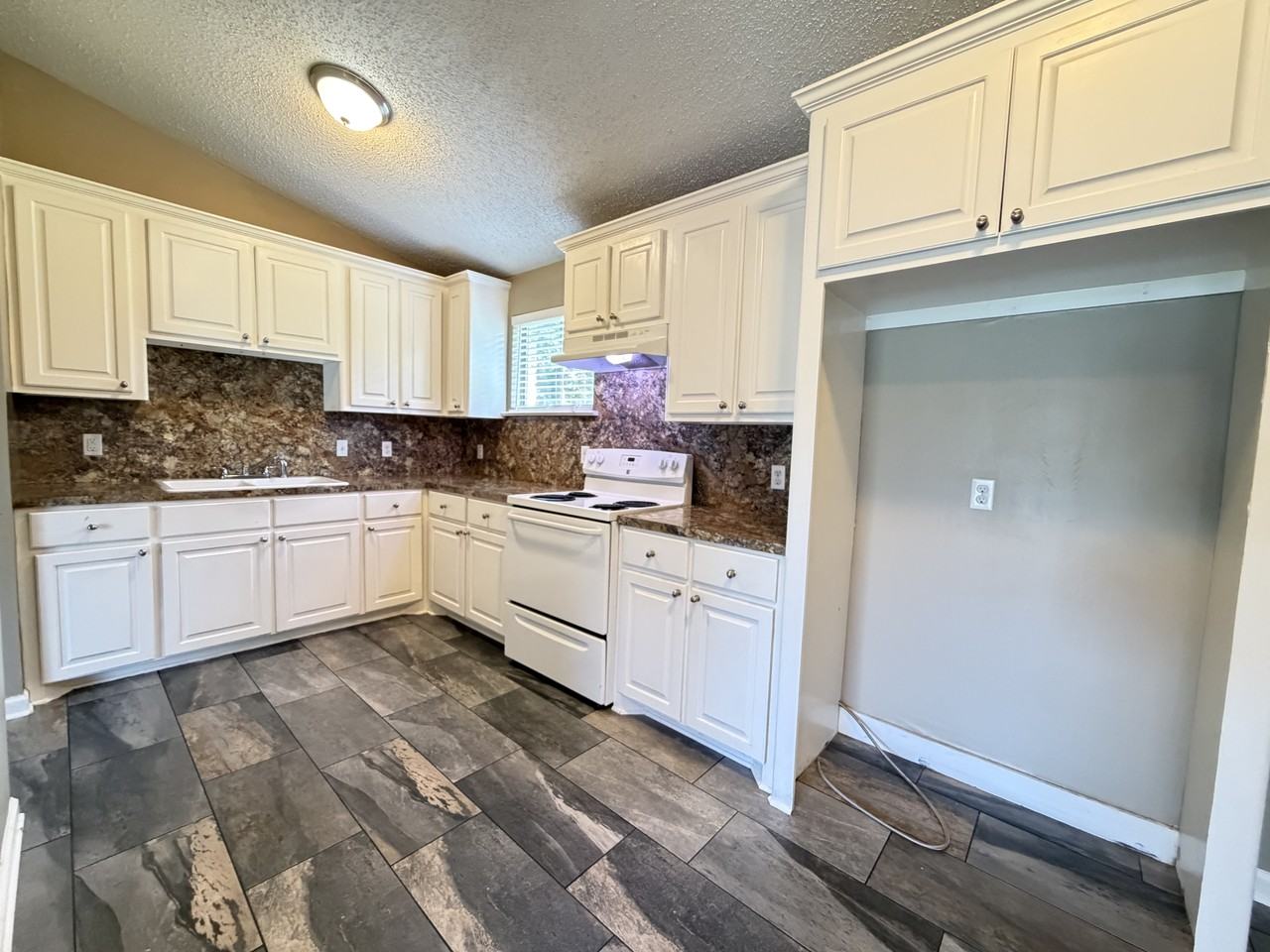 1442 Clinton Dr - Photo 2 of 15