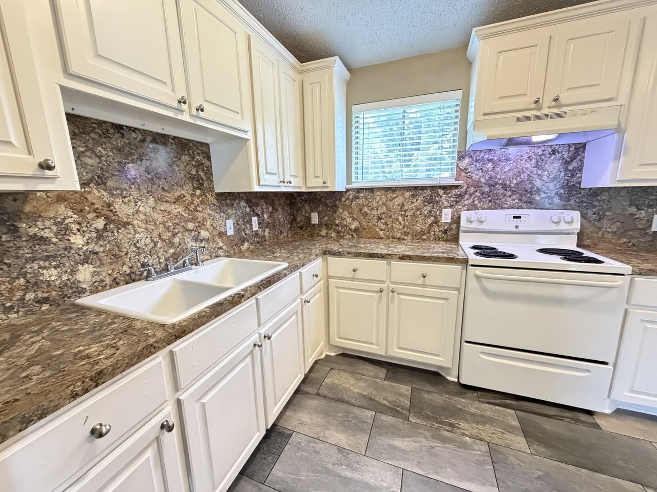 1442 Clinton Dr - Photo 3 of 15