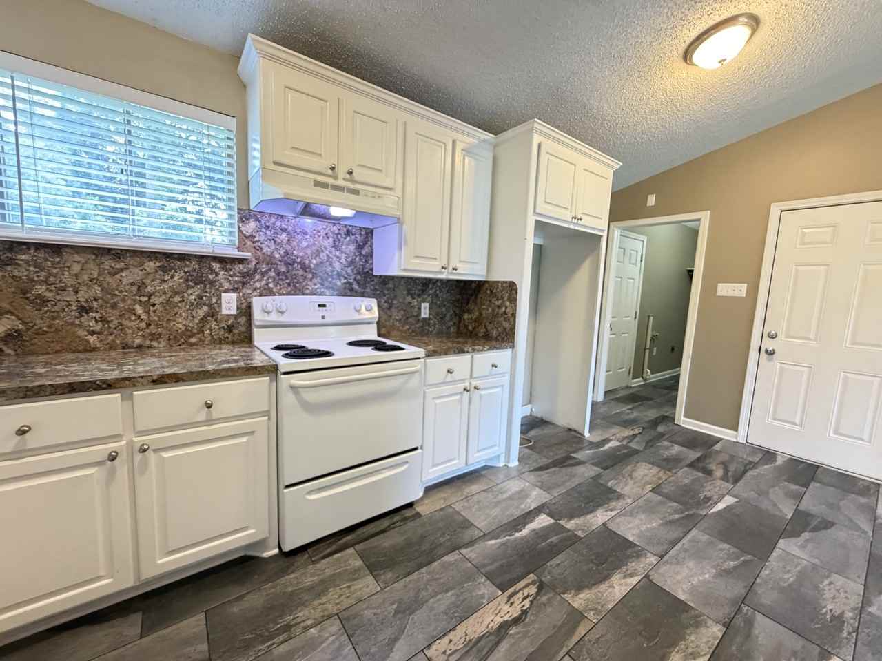 1442 Clinton Dr - Photo 4 of 15