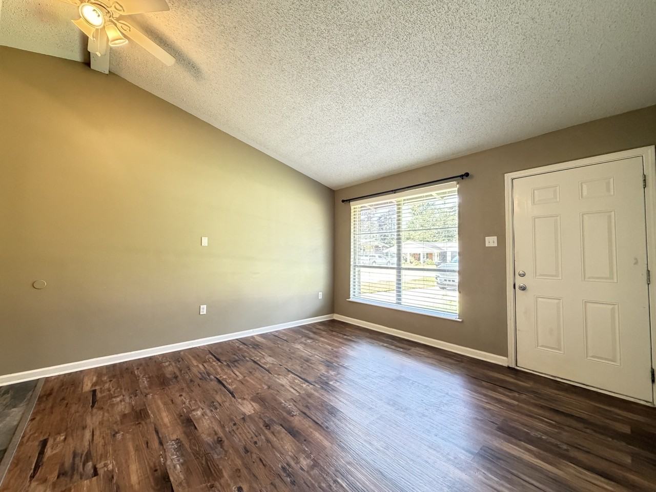 1442 Clinton Dr - Photo 5 of 15