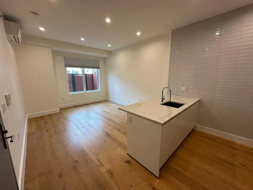 256 Winthrop St - Photo 2 of 10
