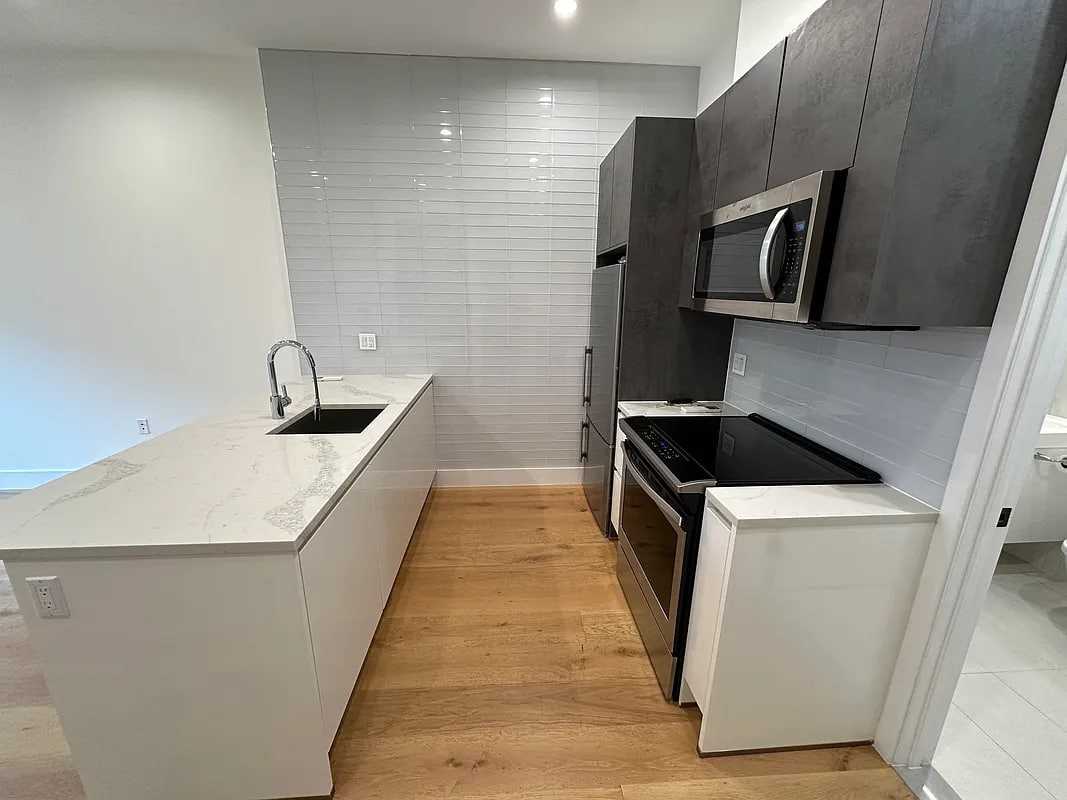 256 Winthrop St - Photo 4 of 10