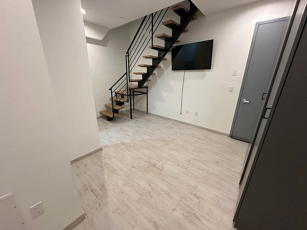 256 Winthrop St - Photo 7 of 10