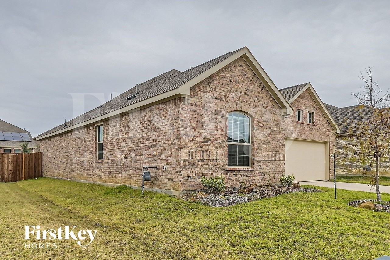 2324 Okeefe Dr - Photo 2 of 29