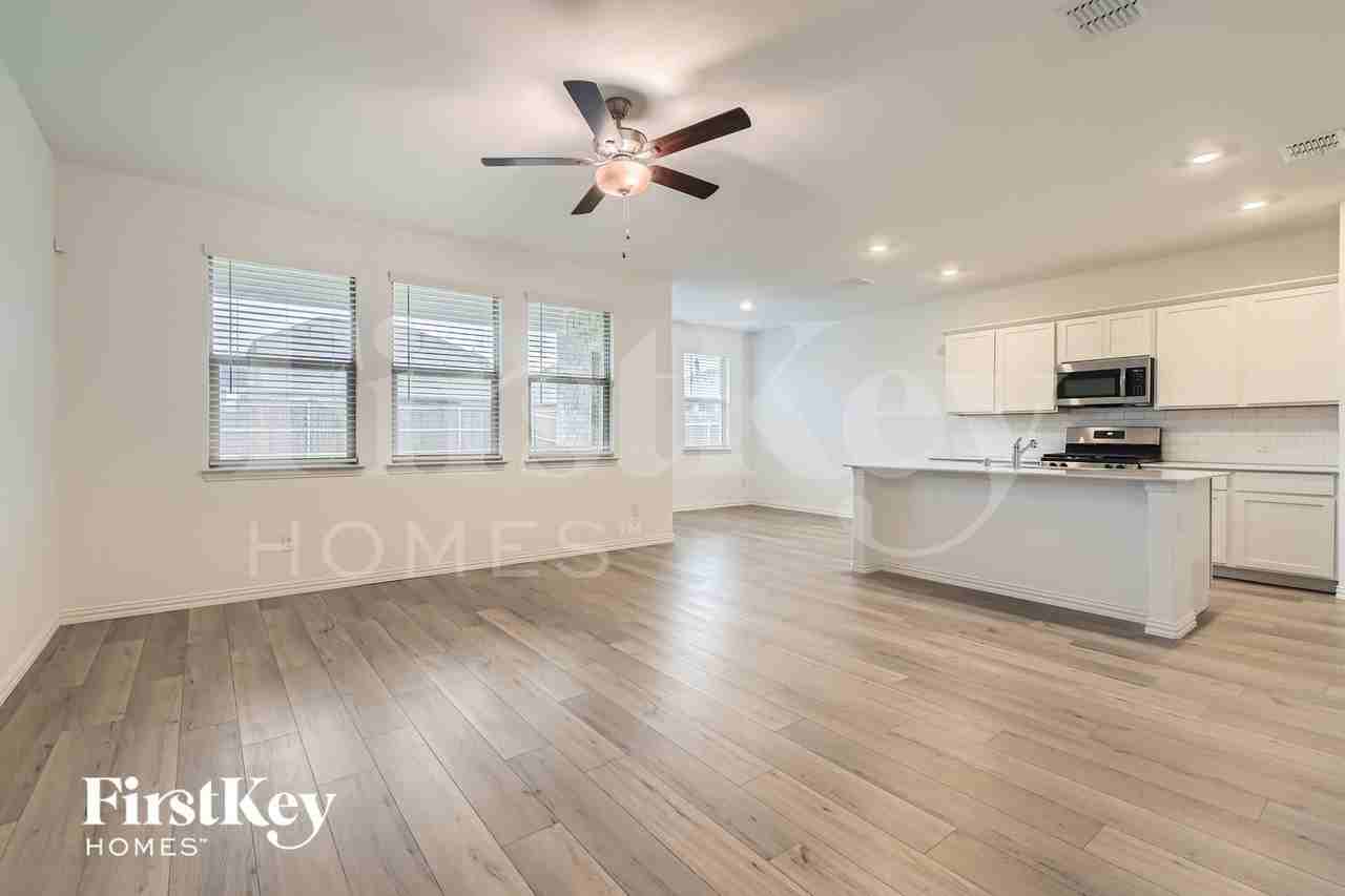 2324 Okeefe Dr - Photo 4 of 29
