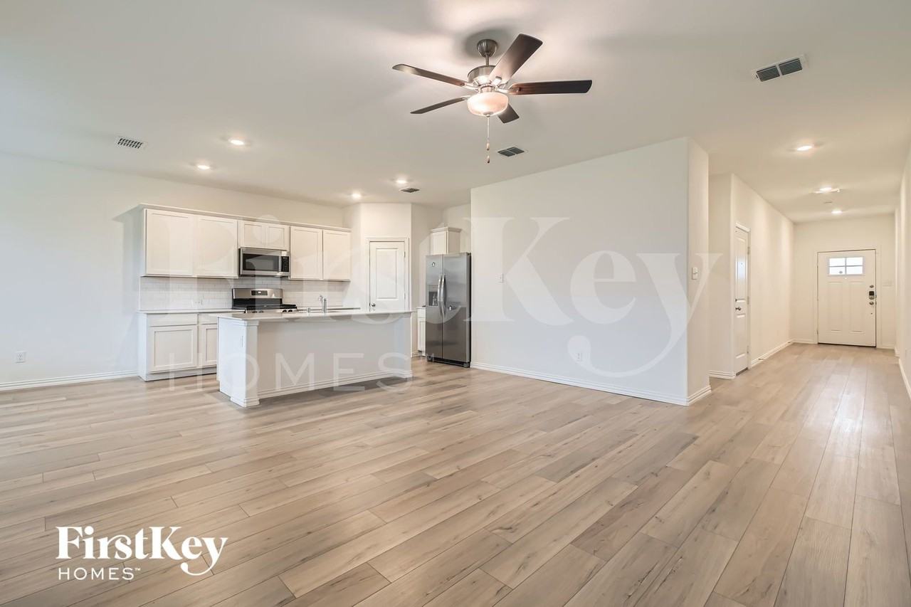 2324 Okeefe Dr - Photo 5 of 29