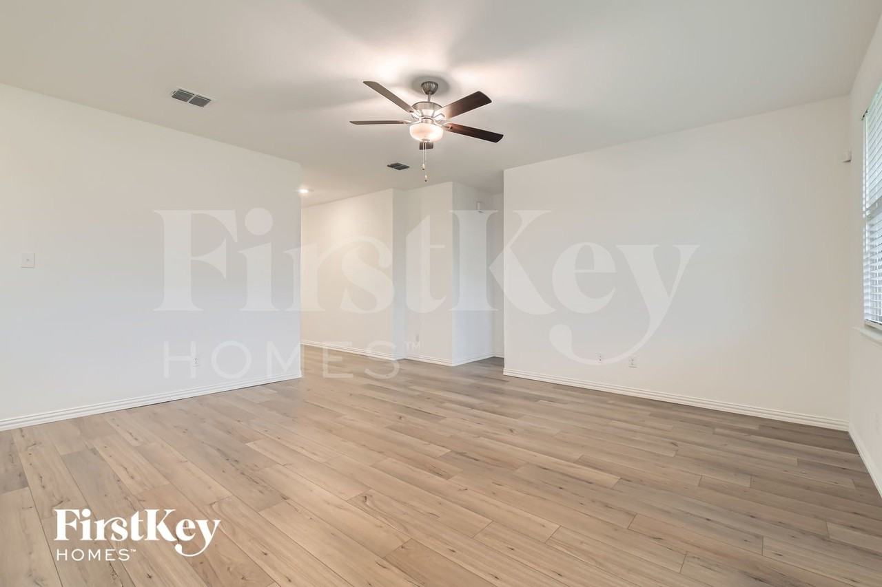 2324 Okeefe Dr - Photo 6 of 29