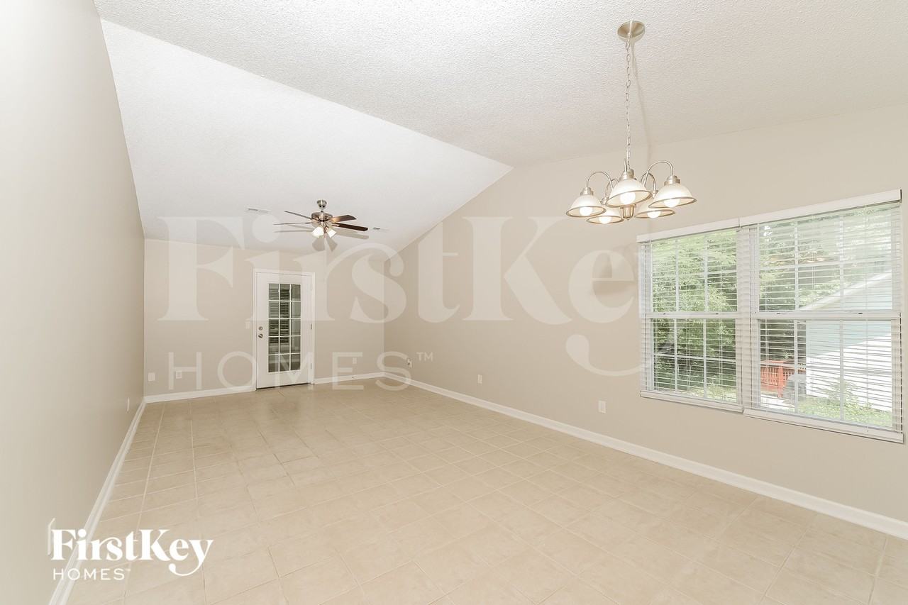 911 James Rd - Photo 7 of 18