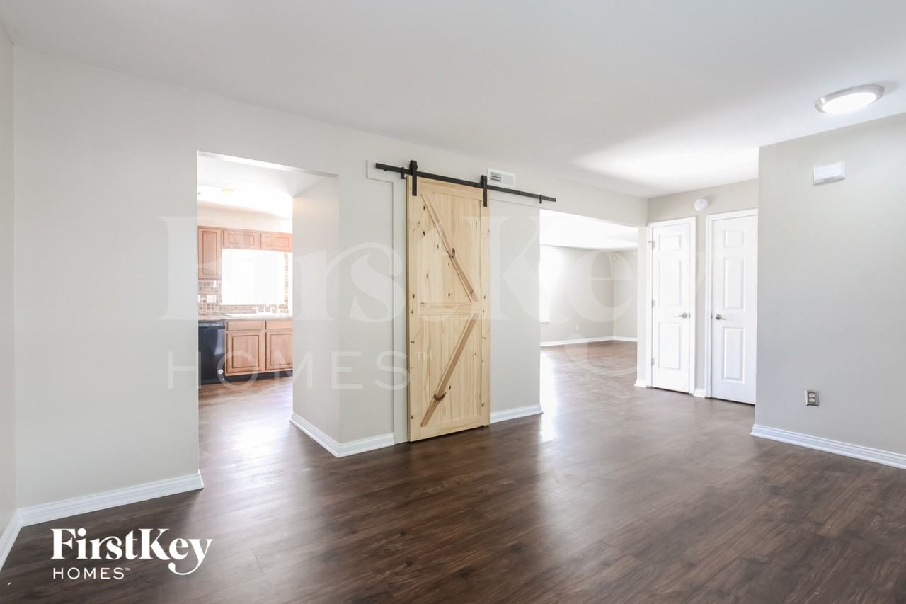 2814 Rothe Ln - Photo 2 of 15