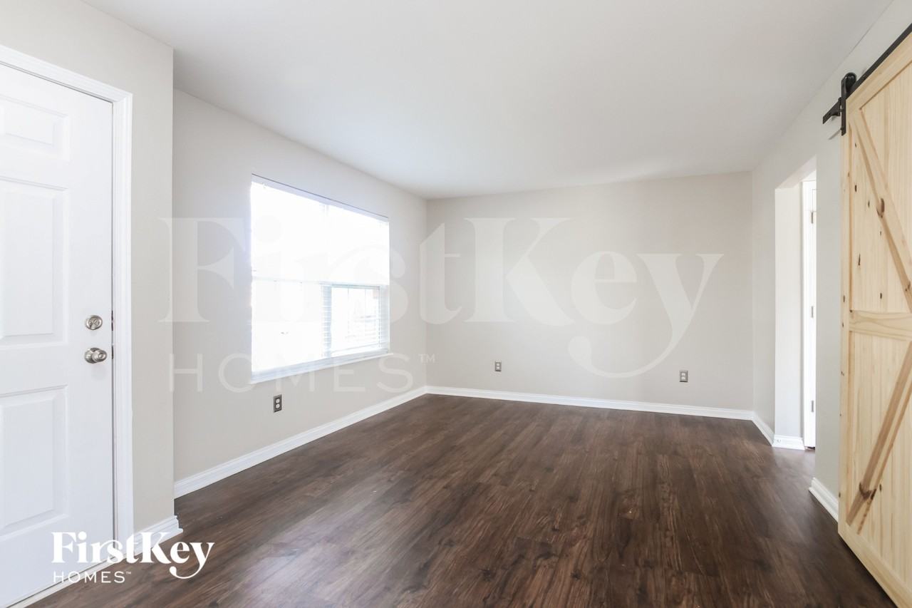 2814 Rothe Ln - Photo 3 of 15