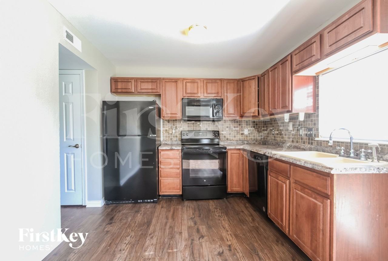 2814 Rothe Ln - Photo 4 of 15