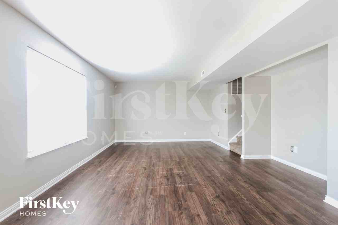 2814 Rothe Ln - Photo 5 of 15