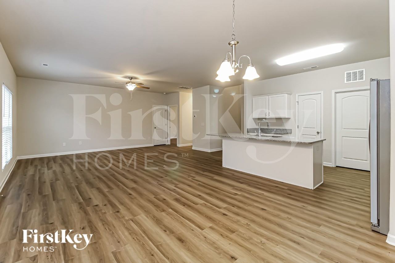 1136 Scarlett Dr - Photo 4 of 18