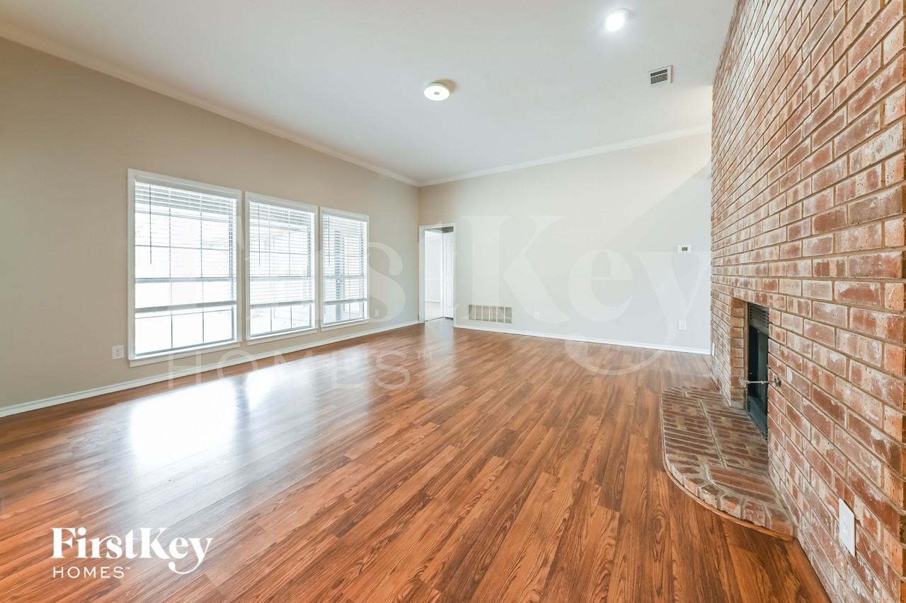 542 Renee Ln - Photo 2 of 15
