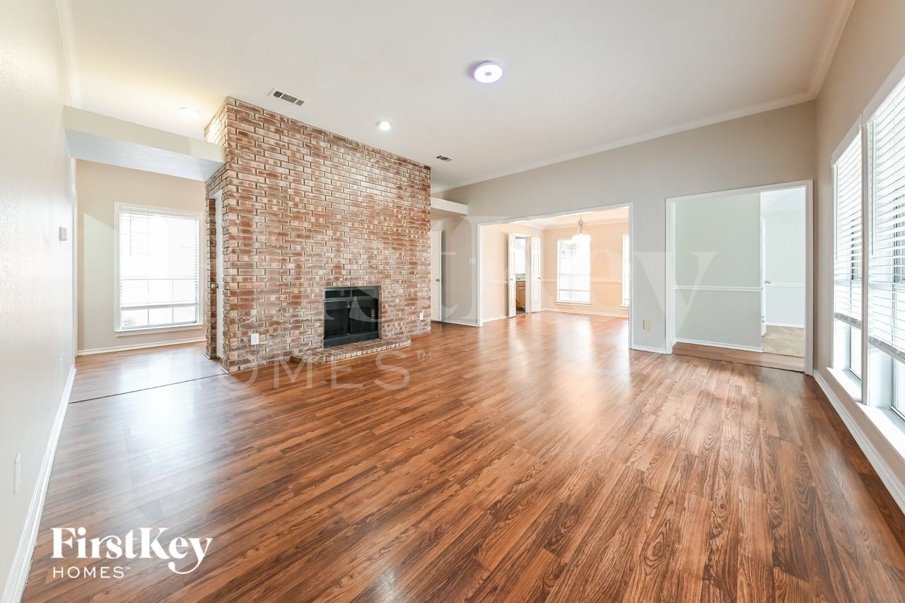 542 Renee Ln - Photo 3 of 15