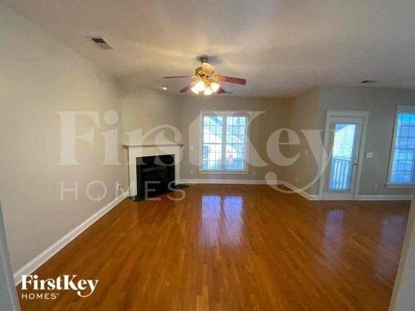 205 Barberry St - Photo 4 of 10