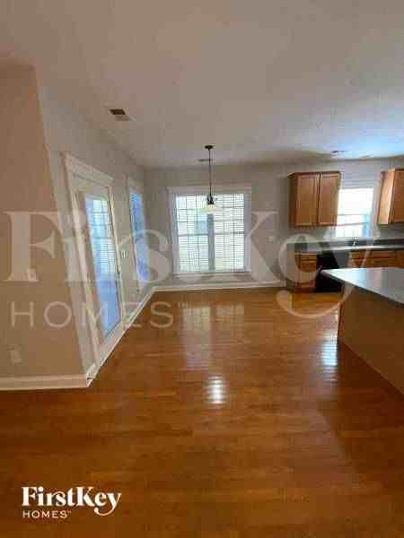 205 Barberry St - Photo 5 of 10