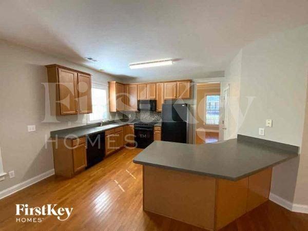 205 Barberry St - Photo 6 of 10
