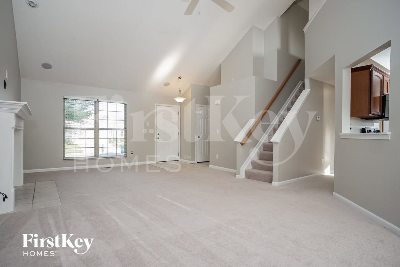 7398 Haverhill Ln - Photo 3 of 15