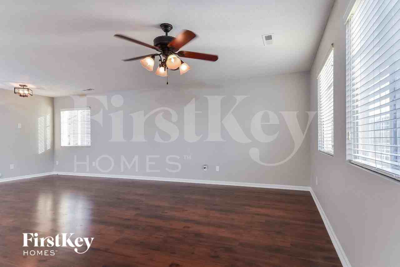 5004 Emberly Dr - Photo 4 of 15