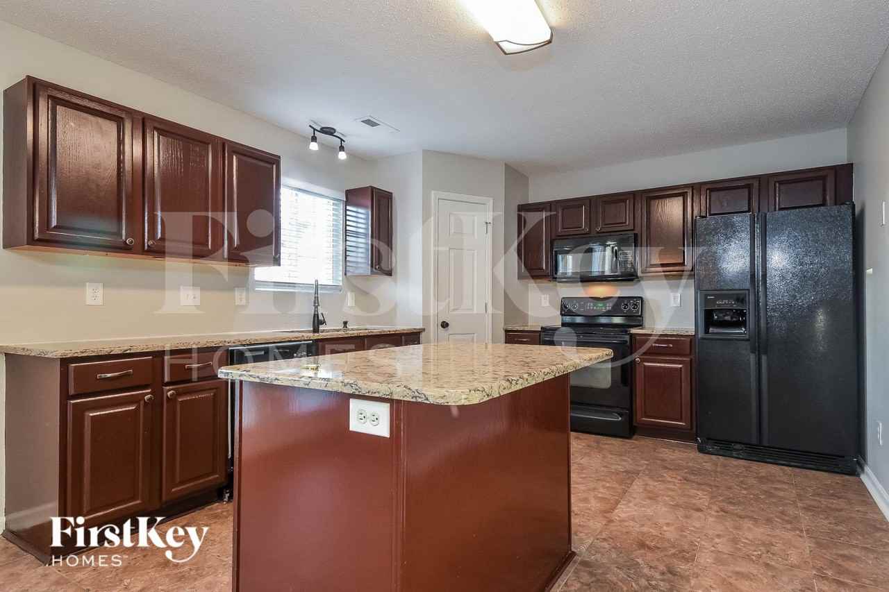 5004 Emberly Dr - Photo 5 of 15