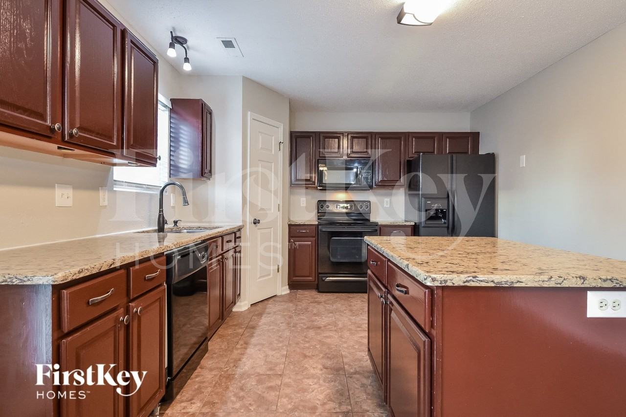 5004 Emberly Dr - Photo 6 of 15
