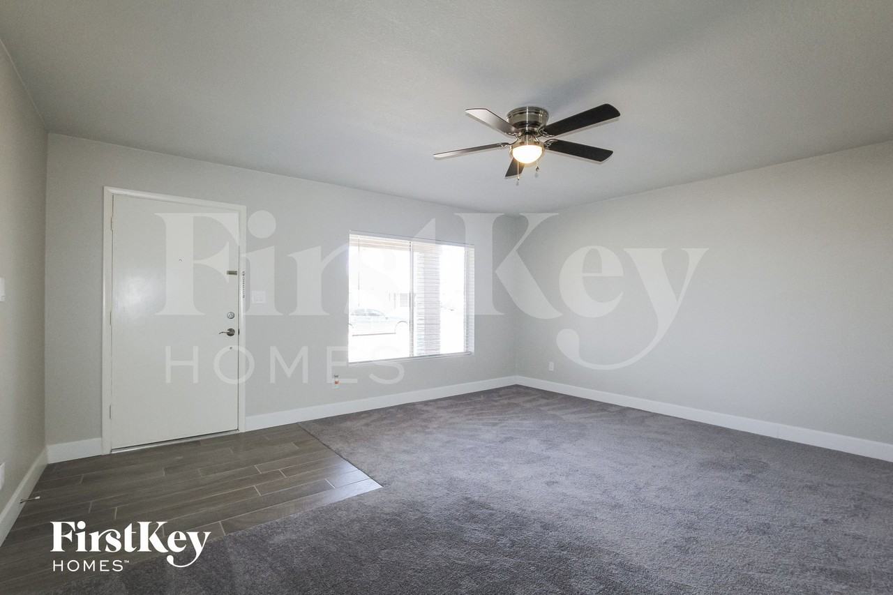 19217 N 15th Ave - Photo 3 of 14