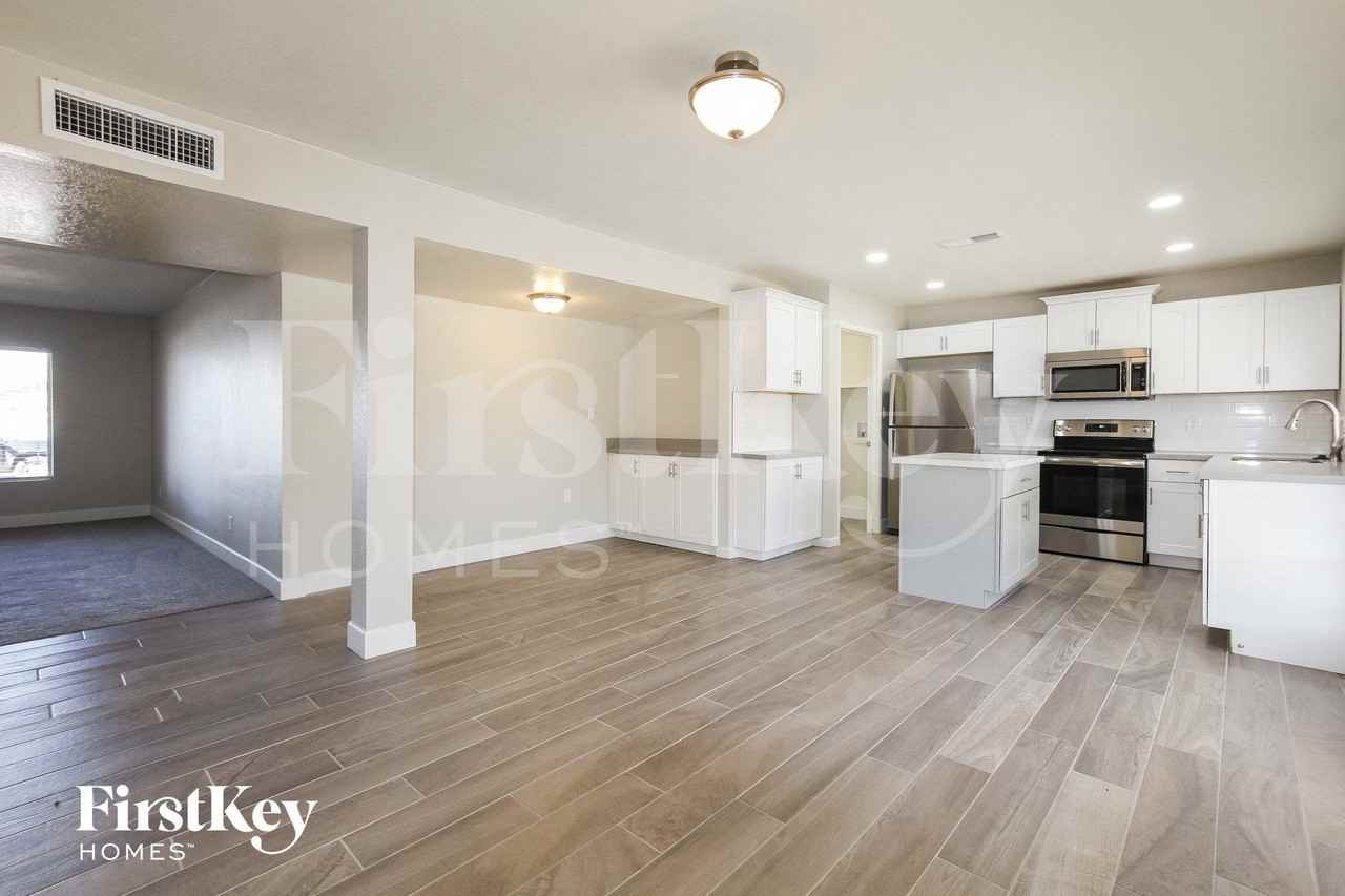 19217 N 15th Ave - Photo 4 of 14