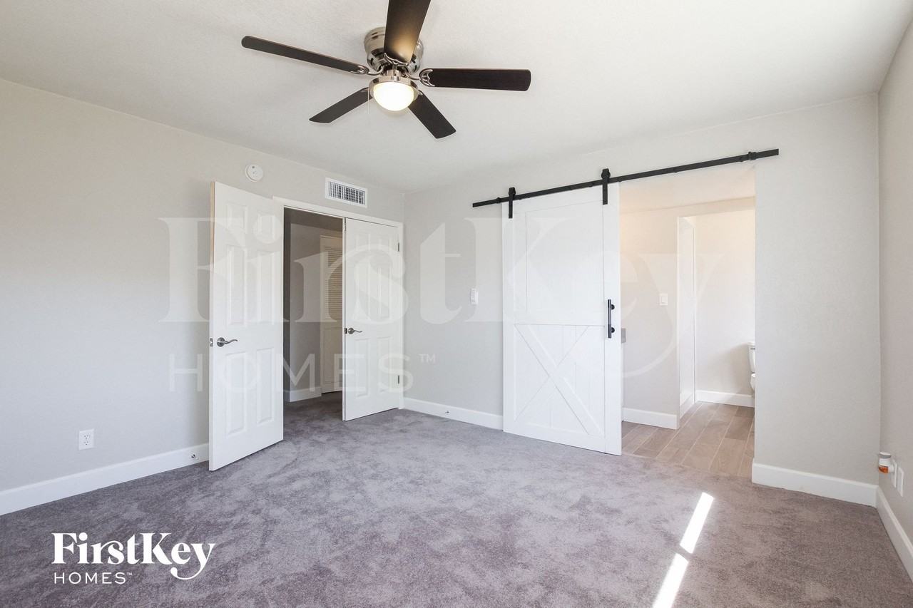 19217 N 15th Ave - Photo 7 of 14