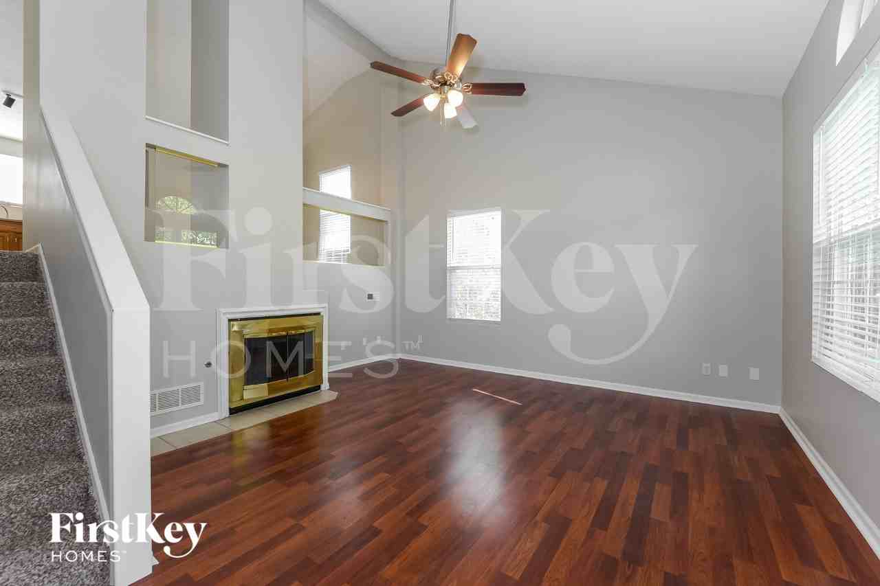 609 Rosehill Dr - Photo 4 of 18