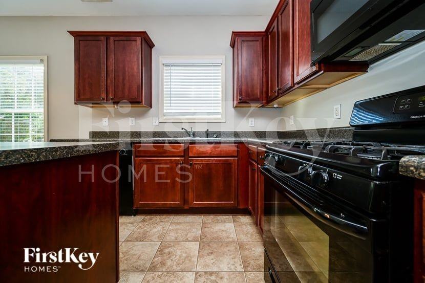 2501 Freemont St - Photo 5 of 16