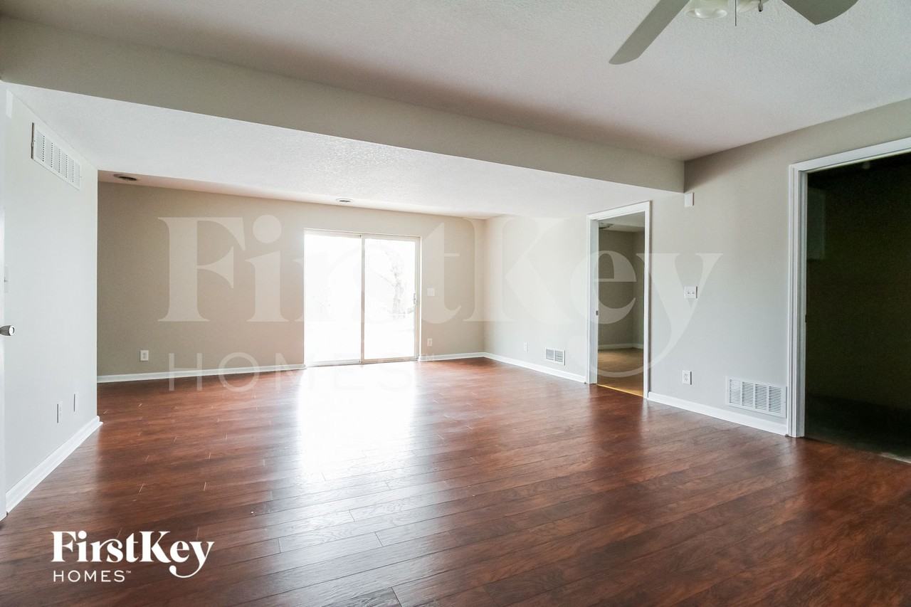 2211 Glenside Rd - Photo 5 of 13