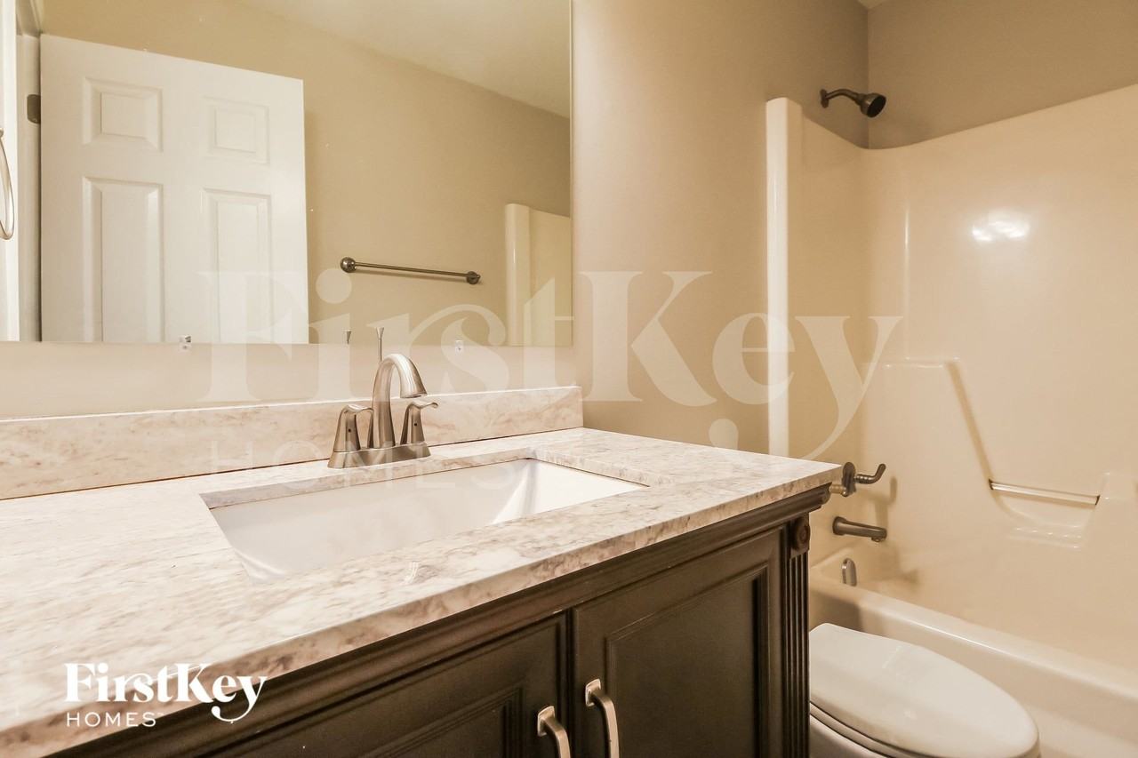 2211 Glenside Rd - Photo 7 of 13