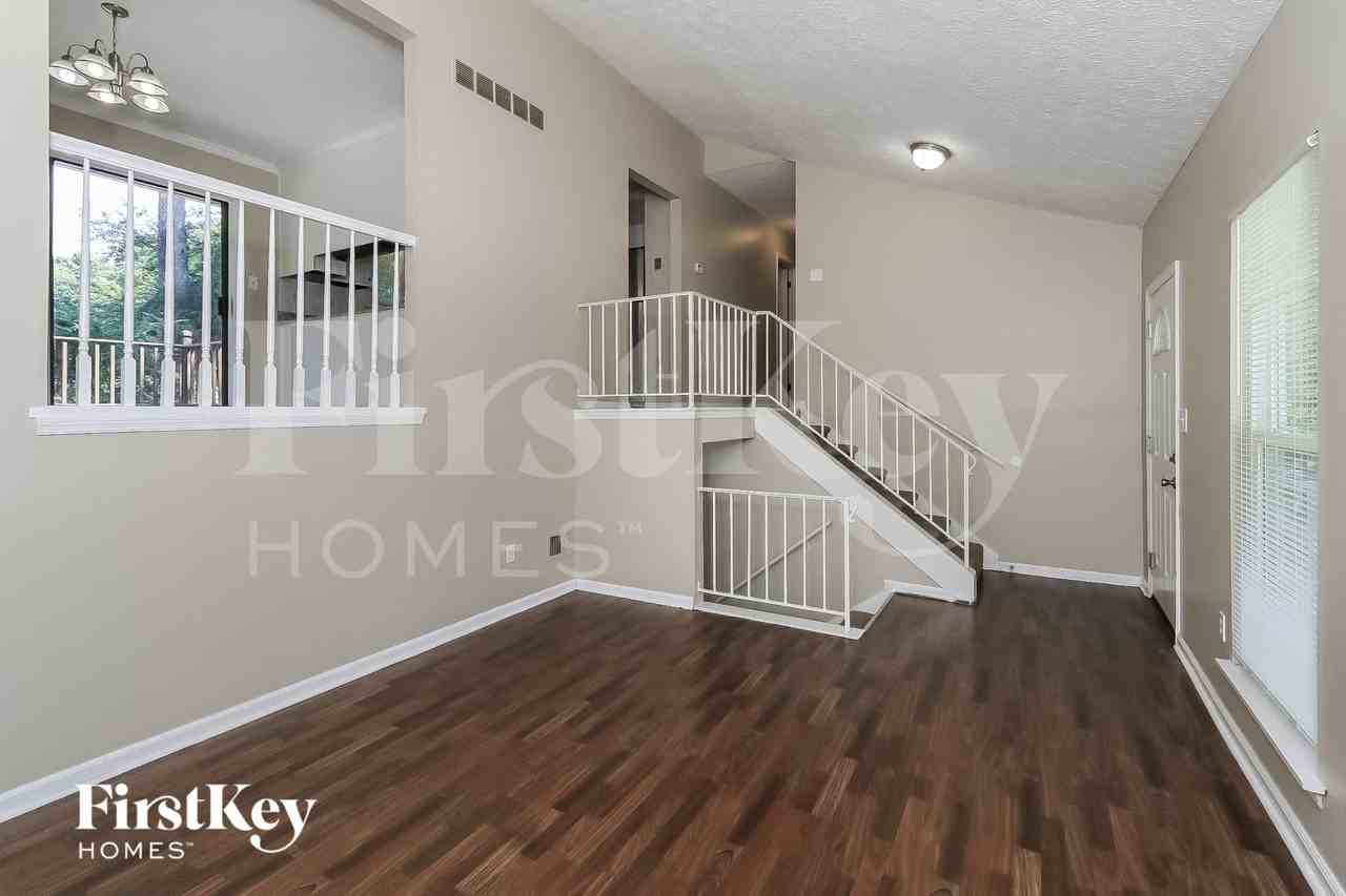 200 Parkmont Ct - Photo 3 of 15