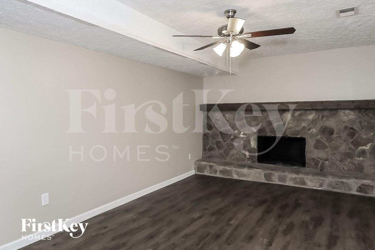 200 Parkmont Ct - Photo 4 of 15